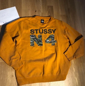 Stussy tröja - Säljer min stussy tröja som e size M, 10/10 skick (bara testat) sitter jättefint men den har blivit lite för små! köp direkt för 500kr