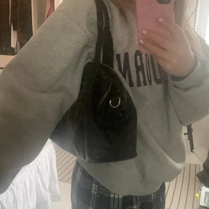 Svart väska - Säljer den här super fina å praktiska väskan! Flera olika fack, inga defekter❤️