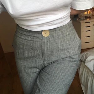 Rutiga kostymbyxor zara - Ett par grå, rutiga breda kostymbyxor från zara, är 176 cm med långa ben så jag har sprätt upp sömmen längst ner för att få dom så långa som möjligt vilket varit okej, strl S