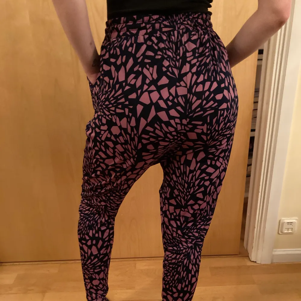 Super soft and comfortable yoga pants from Ilse Jacobsen, with psychadelic purple patterns. Great condition, used only a few couple times. Curves the curves.. Jeans & Byxor.