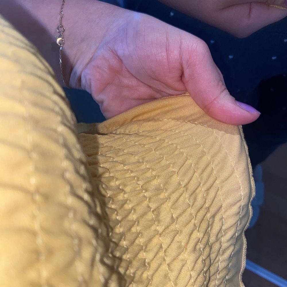 En gullig gul topp från Gina tricot men justirbara axlar. Stretchig material. Toppar.
