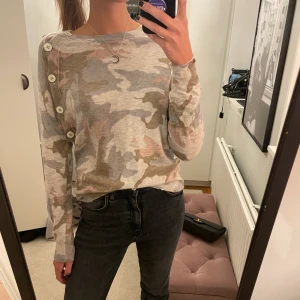 Zadig & Voltaire tröja  - Zadig & Voltaire cashmire tröja i storlek S/M, använt ca 4 gånger! (Nypris 3200kr)