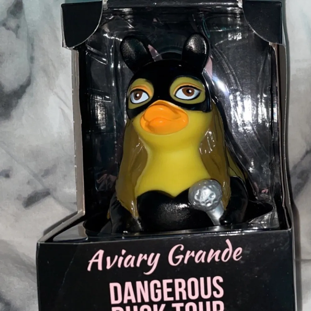 Säljer denna Ariana Grande dangerous woman tour duck! Oöppnad. Övrigt.
