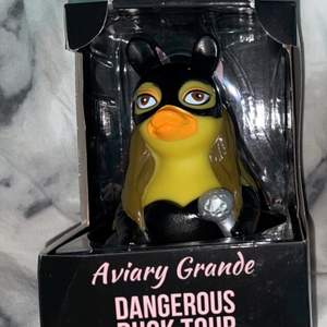Säljer denna Ariana Grande dangerous woman tour duck! Oöppnad