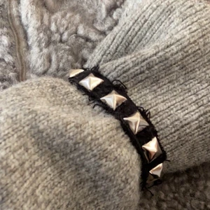 Armband - Egengjort svart jeansarmband med nitar🌟 för perfekt passform mät din handled så tillverkar jag efter dina mått.  Ps frakten blir billigare om jag postar med frimärken😉