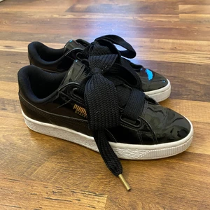 Puma Basket Skor - Skor i mycket bra skick då de är använda fåtal gånger. 