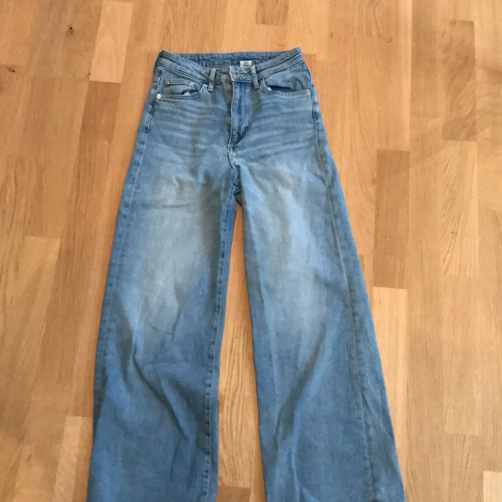 Jättefina jeans från HM som inte kommer till användning längre. Jättebra skick, pris kan diskuteras💓. Jeans & Byxor.