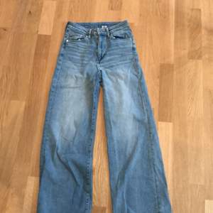 Jättefina jeans från HM som inte kommer till användning längre. Jättebra skick, pris kan diskuteras💓