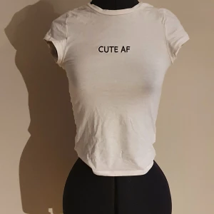 T-shirt med text brodering - Formpassande t-shirt från H&M