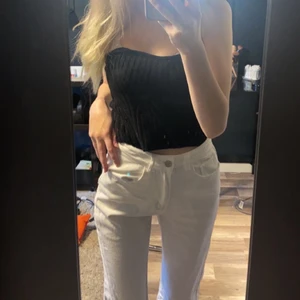 Vita jeans - Väldigt fina vita jeans!! Sitter perfekt och är ganska pösiga, krymper inte i tvätten!!🤍🤍Långa och sköna, passar till många outfits och simpla🤩Kom privat för mer frågor☺️☺️