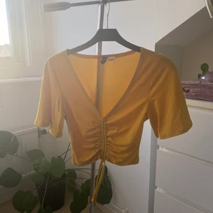 Topp från H&M strl xs - Croppad topp från H&M i storlek XS💕