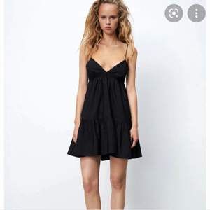 Funderar på att sälja denna klänning i svart men ändats mot ett bra bud! Skulle även kunna tänka mig byta den mot en vit i samma modell☺️ skriv vid intresse. Köp direkt för 450kr