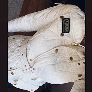 Barbour jacka  - En jätte fin jacka som inte kommer så mycket till användning som den borde! Fint skick 😄 storlek 34 men passar 36/38 med 💘