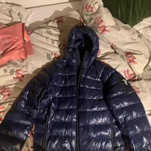 Peak performance vinterjacka - Säljer min peak performance vinterjacka som jag köpte förra vintern. Inga hål eller fel på jackan. Fint skick. Storlek M. Kan frakts eller hämtas. Nypris 2500kr