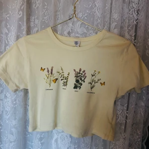 Gul croptop från Urban Outfitters  - Gul croptop från Urban Outfitters i storlek xs 🌟