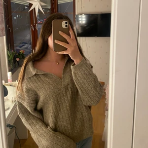 Trendig snygg stickad tröja💞 - Säljer min superfina tröja från Chiquelle! Är i en snygg brun färg och är i ONESIZE, passar perfekt på mig som är S-M. OBS den sticks inte heller! 