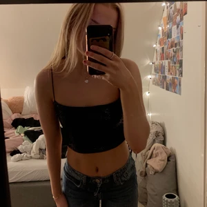 Partytopp  - Linne med paljetter som passar perfekt till fest! 💖(Använd endast en gång, mycket fint skick)