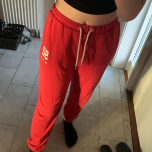 Röda mjukisbyxor  - Dessa röda mjukis byxor med ficka! Lite tunna men endå sköna, Bra skick har bara användt dom typ 2 gånger eller 1 🩸❤️Storleken är S😋