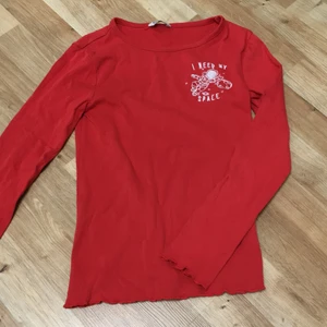 Röd tröja  - Mycket oanvän, bra kick volanger vid ram och midja❤️