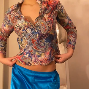 Sommar blus  - en jätte snygg sommar blus som jag älskar med sitter inte hur jag ville. köpt ”secondhand”. köp för 60 kr + 66 kr frakt