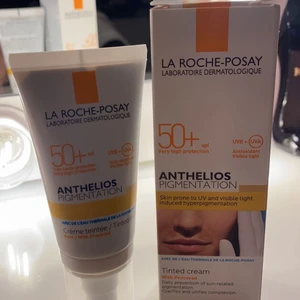 La roche Posay - Säljer denna fantastiska solkrämen från La roche- Posay. Den har högt solskydd: SPF 50+. Den passar  perfekt om man har mörka fläckar på ansiktet eller mörka ringar under ögonen då den har en naturlig färgad kräm ungefär som en foundation vilket gör att den lägger sig så fint på huden! Den täpper inte igen hudens porer heller vilket är ännu bättre. Funkar utmärkt innan smink samt efter. Säljer pågrund av att jag redan hade 2 styckna hemma, den är som ny har dock testat endast 1 pump från den!