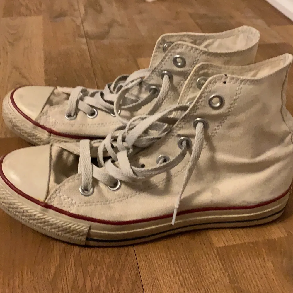 Säljer att par svinsnygga converse som passar till verkligen allt. De är lite använda men annars inga defekter men användningen gör endast att skorna ser ascoola ut❣️vill helst bli av med dom fort så säg gärna vad ni hade kunnat tänka er betala för dom, säljer då dom blivit försmå för mig med tiden💕💕💕. Skor.