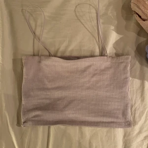 Lila topp 😜 - Väldigt skönt material och superfin, är mer pastelllila i verkligheten!!💖