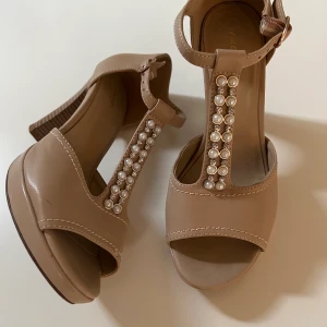 Becha klackar  - Använda 1 gång. Säljer för att det inte används. Super bra skick. Strlk 37