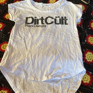 Dirtcult T-shirt  - En ostruken T-shirt som är i gott skick. Köpare betalar frakt 