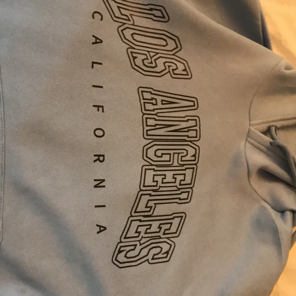 Säljer en snygg ljusblå hoodie i jättebra skick, inte min stil så jag väljer att sälja den😊😊 pris kan diskuteras. Hoodies.