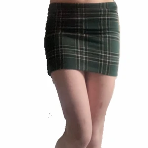 Rutig kjol  - Tajt grön rutig kjol😜 skriv för bilder😇 frakt 37♥️♥️