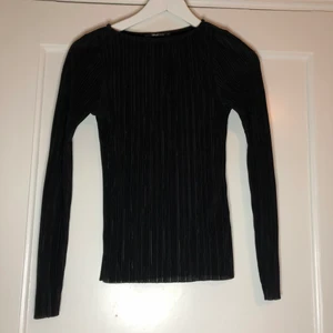 Gina tröja - Hej! Jag säljer den här fina tröjan från GinaTricot, eftersom den aldrig har kommit till användning. Endast testas och är i storlek XS. Köparen står för frakt💞