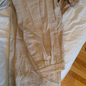 Kostymbyxor från Bikbok - Snygga kostymdrallor från Bikbok i strl XS. Tyvärr har de blivit för små men jag älskar dom. Vida hela vägen ner. Köparen står för frakt💕