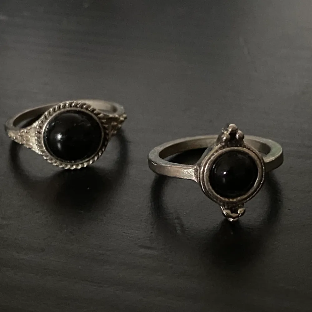 Silverringar med svarta ”pärlor” och fina detaljer. 25 kr/styck båda för 45! Vänstra ringen är såld‼️. Accessoarer.