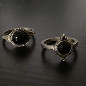 Silverringar med svarta ”pärlor” och fina detaljer. 25 kr/styck båda för 45! Vänstra ringen är såld‼️