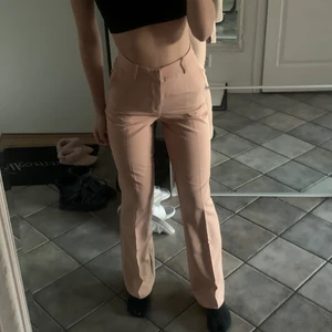 Kostymbyxor - Kostym byxor i korall från bikbok. Otroligt fin passform. Kan mötas i Stockholm annars står köparen för frakt 