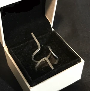 Ring  - En silvrig ring som passar allt och är lätt att ändra storlek på.