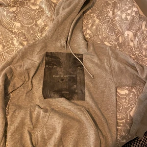 hoodie från emplece  - snygg hoodie ” diurna ” från instagram märket emplece i strl S, använd kanske max 5 gånger då jag föredrar en mer baggy stil på tröjor så skulle säga att deb är väldigt true to size, kostar 649 kr på empleces sida 