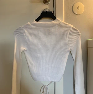 Topp med öppen rygg - Jättefin stickad topp som har en öppen rygg med knyte. Storlek 34