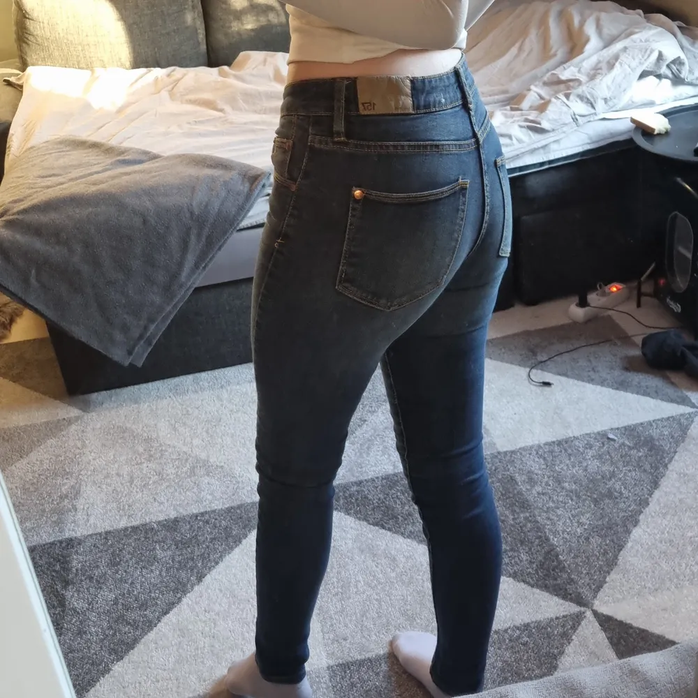 Ett par mörkblåa jeans i strl XS från Lager 157🎀Jag är 167💓 Jeansen för 50kr + 78kr frakt . Jeans & Byxor.