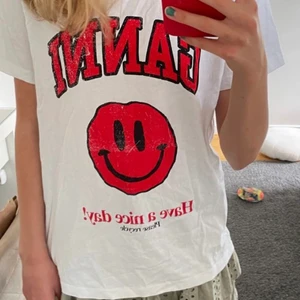 Gannitröja i storlek xxs - ⚡️Denna gannitröja säljer jag för att jag inte känner att jag har användning för den längre, den är i bra skick och använd några få gånger , den är äkta och köpt i Danmark på köpcentrummet illum🌟 ( i ganni butiken) org pris var 845 kr. (Pris lapp ej kvar) Den sitter som en S-XS och är lite oversized men är skit snygg! Slutsåld online på ganni! ⚡️🐆⭐️💫⚡️