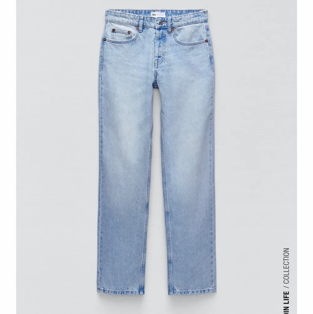 Säljer mina snygga zara jeans i modellen MID RISE STRAIGHT då jag har för många. Klippta så att dom är lite för långa på mig som är 164, annars helt som nya. Storlek 34. Köparens står för frakten<3. Jeans & Byxor.