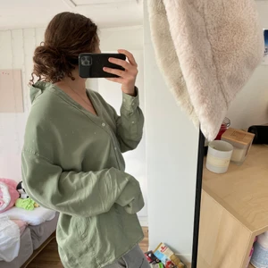 Grön skjorta - Ljusgrön/pistage skjorta i skönt material, sitter oversized på mig som har strl S/M. 