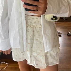 Volang kjol - Säljer denna jätte söta volangkjol från zara💕💕 (andra bilden är lånad)