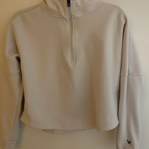 Hoodie - Träningströja från SOC i storlek S. Kortare modell. 