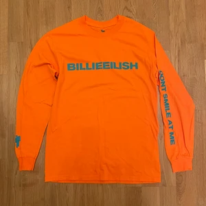 Billie Eilish merch - Tröja - Äkta Billie Eilish Merch i fint skick. Köpt på Hot Topic i USA. Storlek S. Frakt tillkommer.