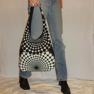 Handsydd svart tygväska / tygpåse - Väska i modellen Frida som går att vända ut och in, en sida svart en mönstrad, med dragkedjsficka. Sytt själv!  Pris: 200kr  Frakt: 50kr  