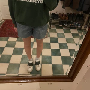 Shorts - Säljer ett par coola lågmidjade shorts som är fransiga nertill. Passar en S/M💕