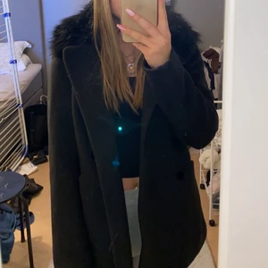 Kappa - Säljer min kappa med päls krage från H&M för den inte kommit till användning, alltså oanvänd , den har även fickor och stängs med knappar , pris går o diskutera vid snabb affär 🤍 FAKE PÄLS