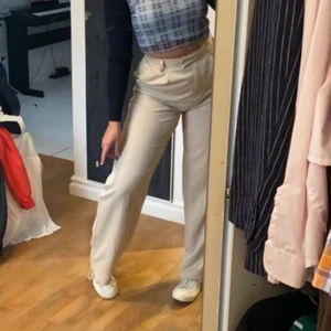 Beiga kostymbyxor - Säljer dessa kostymbyxor då de inte kommer till användning längre! Jag har sprätt upp de längst ner så de passar mig perfekt som är 170cm men om man är kortare och vill korta ner de är det säkert enkelt att sy upp🙏🏻